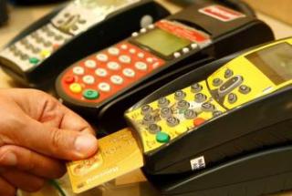 Jovem é pego tentando aplicar golpe com cartão clonado e RG falsa em Maceió