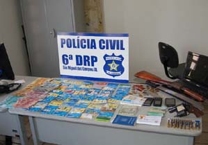 PC prende agiotas com mais de 60 cartões, armas e munições em São Miguel dos Campos