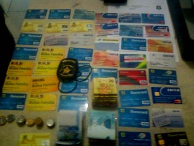 Mulher é detida após sacar mais R$ 4 mil com cartões do bolsa família e bancários