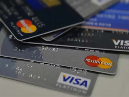 Juros do cartão de crédito voltam a subir em abril e atingem 423,5% ao ano