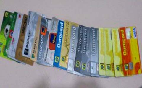 Polícia apreende 20 cartões de créditos com suspeitos por fraude em Maceió