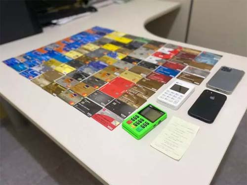 Dupla é presa com mais de 100 cartões de crédito após aplicar golpe contra idoso de 87 anos na Ponta Verde