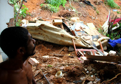 Chuvas provocam deslizamento e barreira cai sobre casa em Maceió