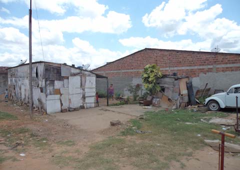 Famílias que vivem em barracos de papelão no centro de União pedem socorro ao Programa 'Minha Casa Minha Vida'