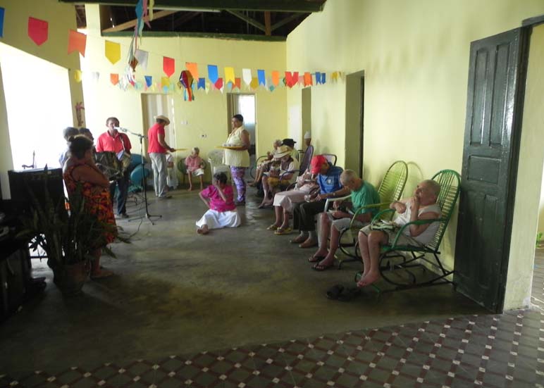Abrigados da Casa do Pobre Santo Antonio em União comemoram as festa juninas