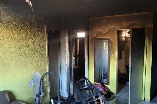 Mulher pula do primeiro andar de residência em chamas após ser agredida pelo companheiro