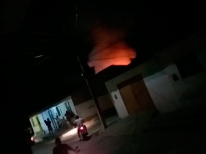 Incêndio de grandes proporções atinge residência em São José da Laje