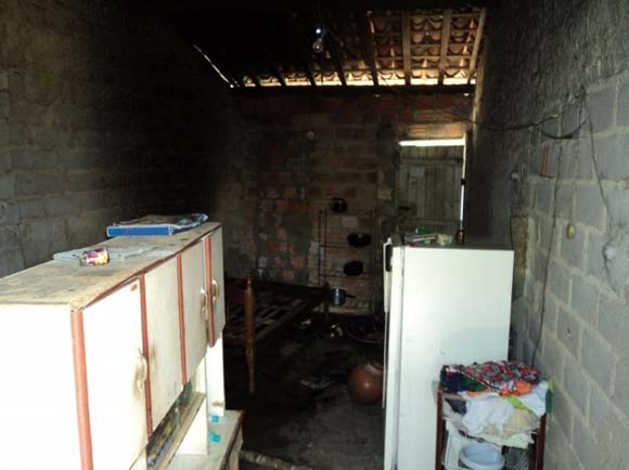 Virou Moda em Penedo: Mais um marido inconformado ateia fogo na casa 