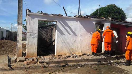 Criança morre em incêndio durante a madrugada no Povoado Pé Leve, em Limoeiro de Anadia