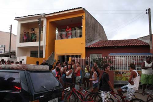 ‘Pombo’ entra em surto e morre ao cair do primeiro andar de residência