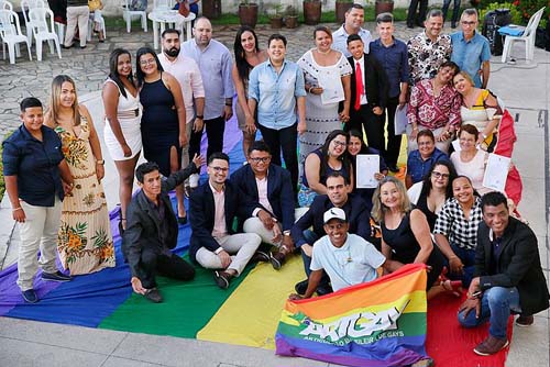 Casais homoafetivos oficializam a união em casamento coletivo em Alagoas