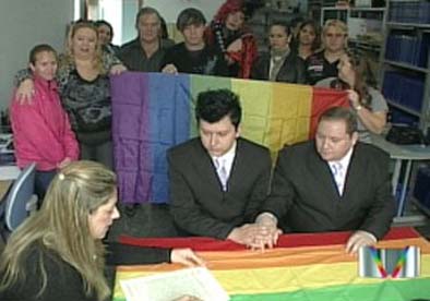 Justiça homologa 1º casamento civil gay do país