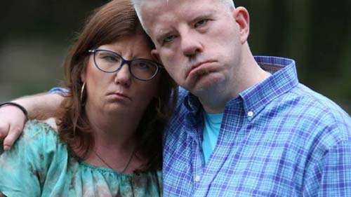 Casal que não consegue sorrir apaixona-se e planeja construir família