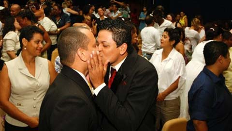 Rio de Janeiro celebra maior casamento gay coletivo do mundo