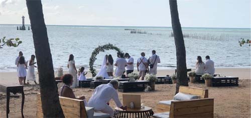 Em meio à pandemia, casal realiza cerimônia de casamento na orla de Maceió