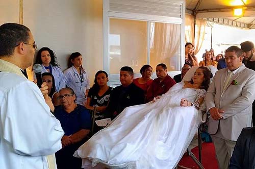 Paciente com câncer terminal realiza sonho e se casa no hospital em Maceió