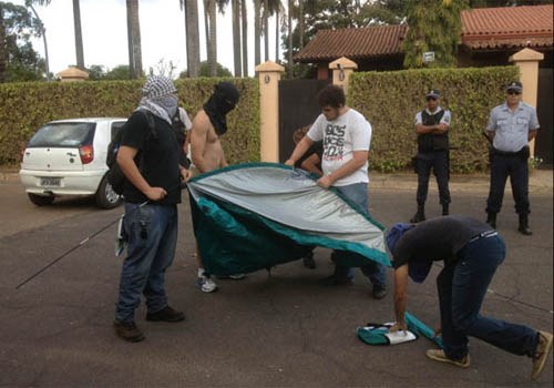 Manifestantes fazem ato em frente a casa de Renan Calheiros