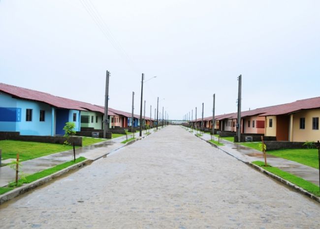 Governo entrega primeiras casas a desabrigados