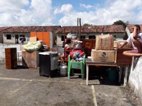 Conclusão de obra atrasa e famílias ocupam casas de conjunto em Pindoba