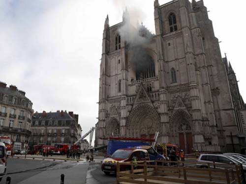 Incêndio destrói órgão e vidraças da catedral francesa de Nantes