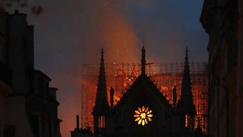 Incêndio atingiu a catedral de Notre-Dame em Paris