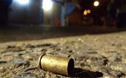 Criminosos invadem casa, pedem para mãe sair e matam filho