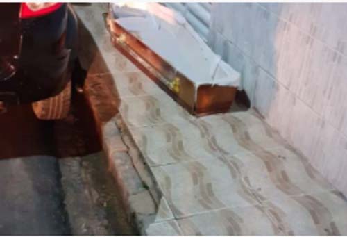 Em São Sebastião, filho desenterra o pai e leva caixão para casa