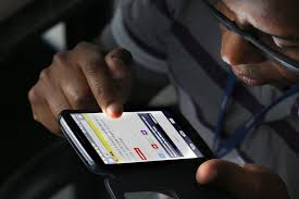 Uso inadequado de celulares pode desenvolver uma geração corcunda