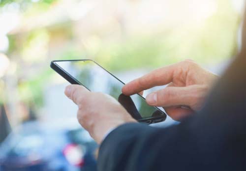 Vítima de assalto usa rastreador de celular e denuncia paradeiro de criminosos