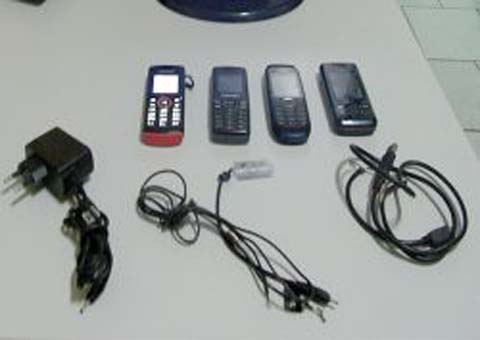 Policiais apreendem celulares nas celas da delegacia de Batalha