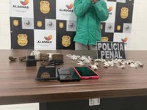 Homem é preso com três celulares e drogas tentando passar para reeducando