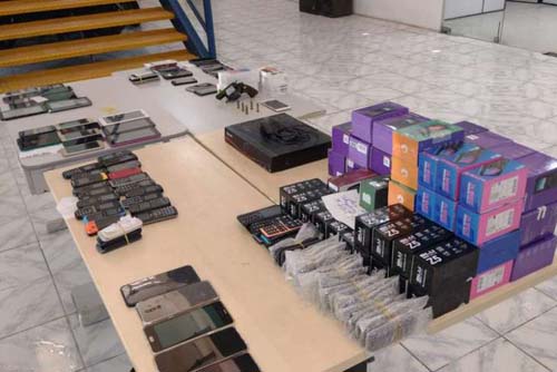 Operação prende dois e apreende dezenas de celulares roubados na Feira do Rato