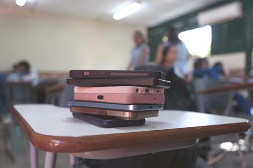CNE publica diretrizes para uso pedagógico de tecnologia e celulares nas escolas