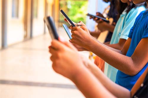 Proibição de celulares nas escolas e necessidade de regulação das big techs, apontam especialistas