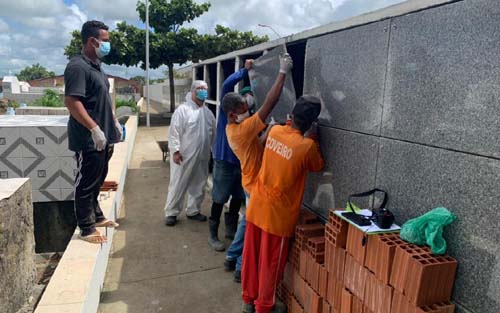 Superlotação: após impasse entre IML e prefeituras, 15 corpos indigentes são sepultados em Rio Largo