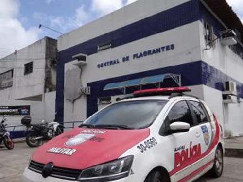 Dois jovens são presos com quase 3 kg de maconha no bairro Jacarecica