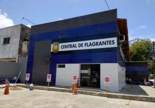 Homem é preso após agredir mãe e irmã em Maceió