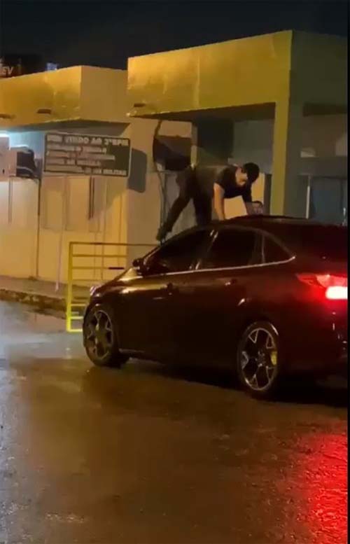 Crise de ciúme: após seguir ex, homem pula em capô e danifica carro