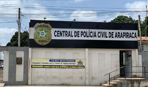 Para nao ser preso homem agride a mae com um cabo de vassour e se esconde embaixo da cama