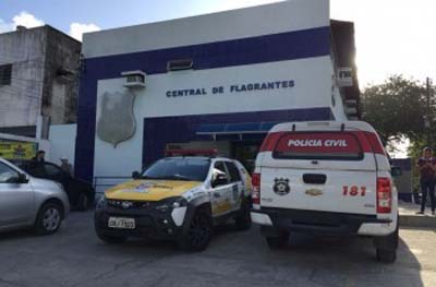 Mulher atinge esposo com golpes de machado em Maceió