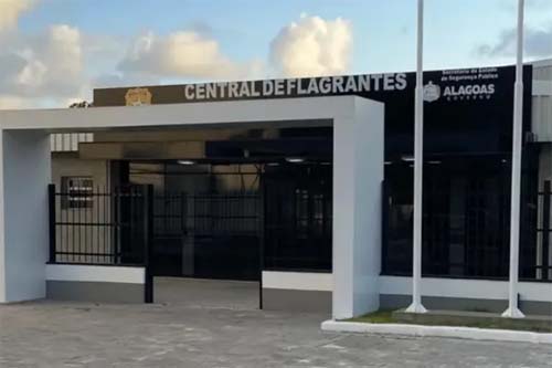 Drogas e armas do CV são apreendidas pela polícia em apartamento abandonado, em Maceió