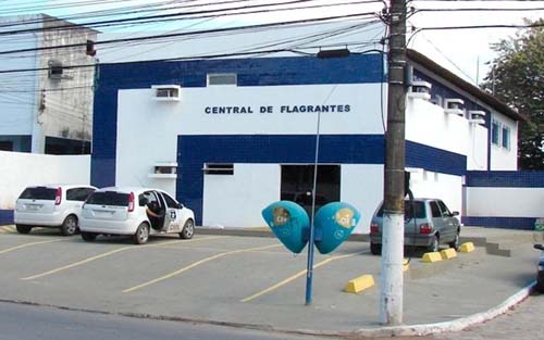 Flagrado com drogas, 'aviãozinho' entrega traficante e pacotes de maconha