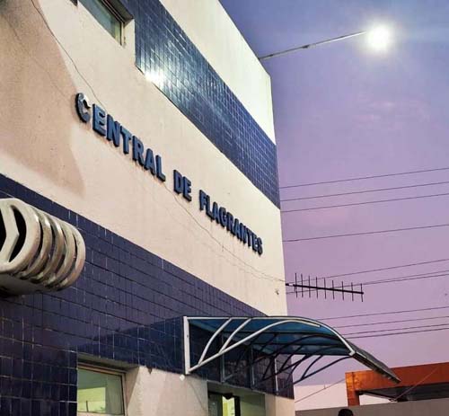 Suspeitos de roubo em posto de gasolina são agredidos por populares e presos pela polícia em Messias