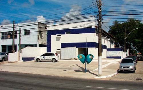 Após denúncia de agressão contra esposa, suspeito tenta fugir e é encontrado embaixo de cama