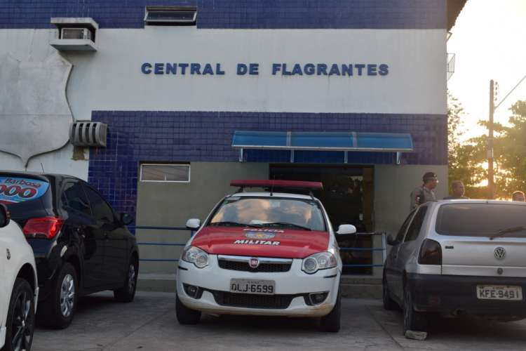 Mulher esfaqueia o marido para se proteger de violência doméstica