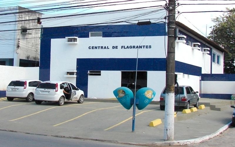 Gritando por socorro, mulher é encontrada em estado de choque após ser mantida em cárcere privado