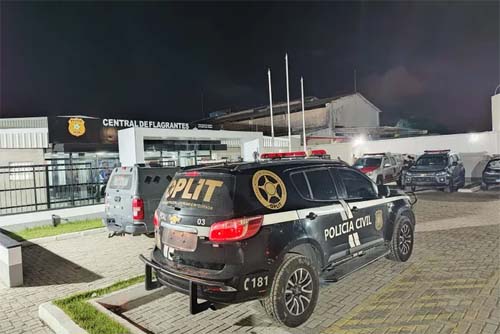 Após ameaçar mãe e filha com faca, homem é preso por injúria, desacato e ameaça