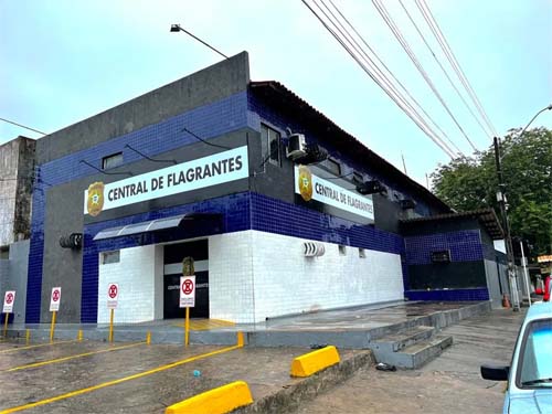 Mãe e padrasto são presos por abandono de incapaz; criança de 7 anos estava sozinha em casa