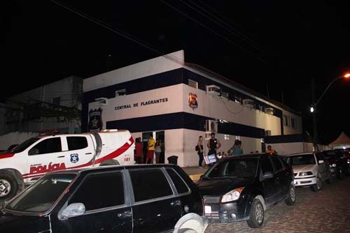 Homem monitorado pela Polícia Militar é preso com maconha, em Maceió