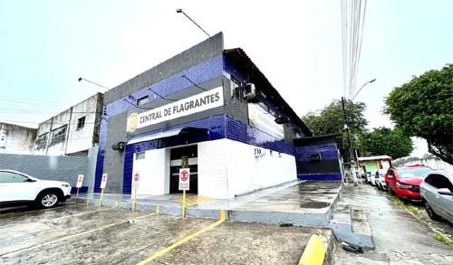 Menor é apreendido ao tentar entrar em ônibus escolar com faca